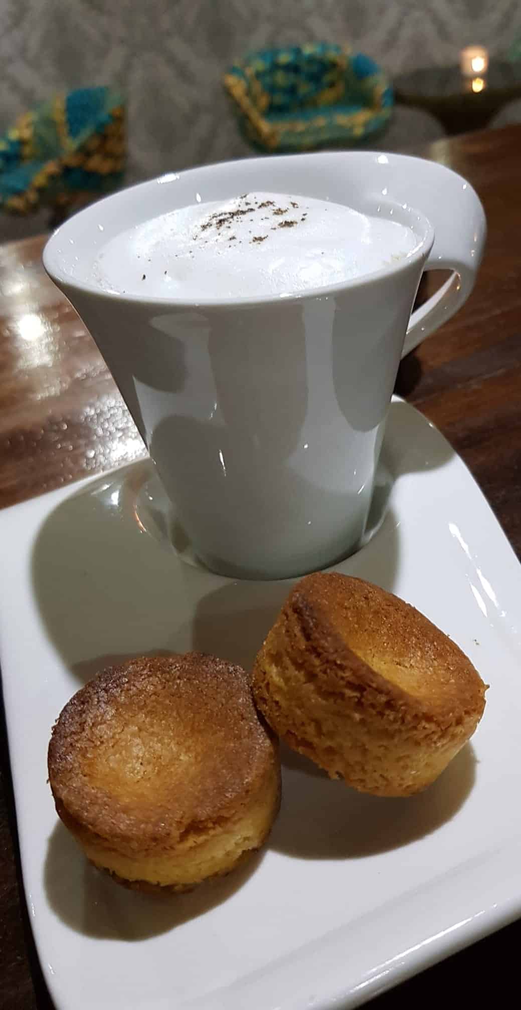 Un bon cappuccino mousse de lait accompagné de ses palets breton maison