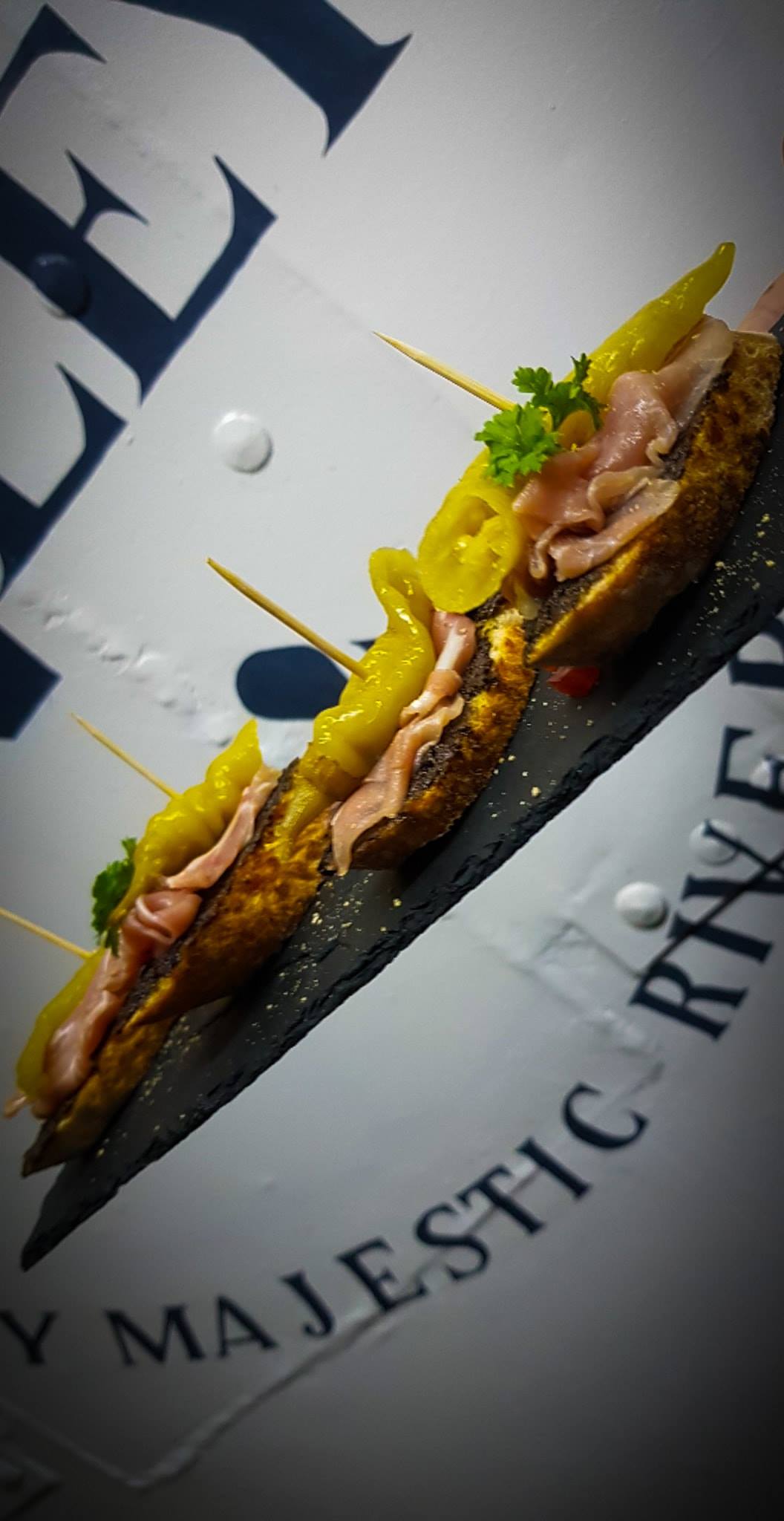 Brushetta à la tapenade d&rsquo;olives et jambon italien