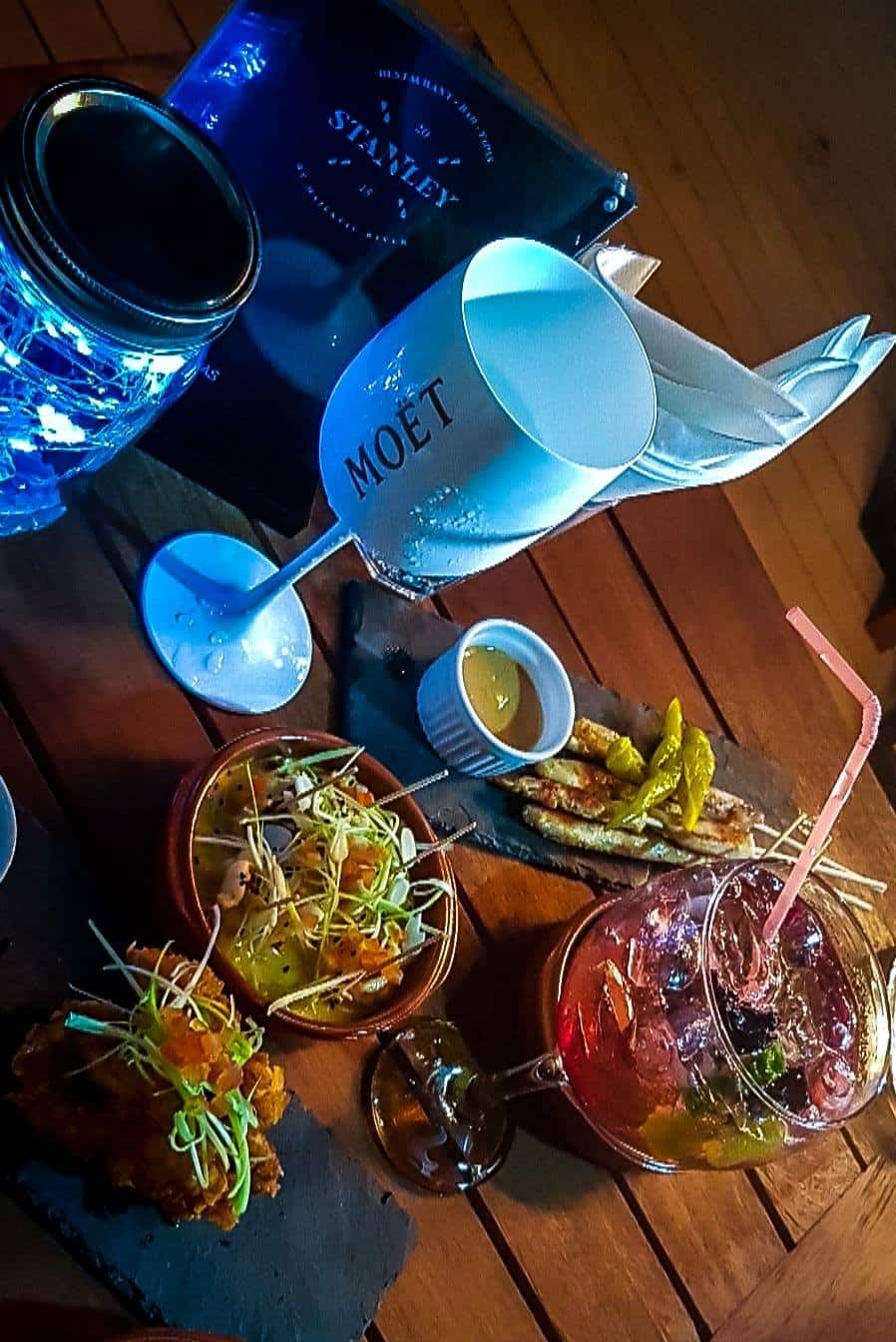 Faites vous plaisir, un petit verre, quelques tapas et des amis sous la brise kinoise On est bien, bien, bien!